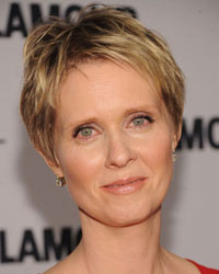 короткие стрижки знаменитостей Cynthia Nixon