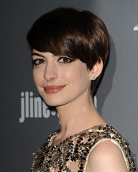 короткие стрижки знаменитостей Anne Hathaway