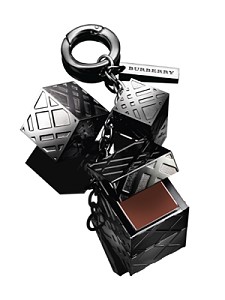 Модный бренд Burberry объединил блеск для губ с брелками для ключей