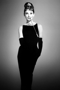 маленькое черное платье примеры звезд Одри Хепберн