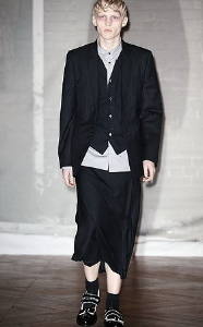мужчины в юбках от дизайнеров Comme des Garcons мужчины в юбках от дизайнеров Comme des Garcons