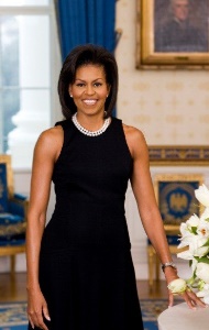 Мишель Обама на официальном портрете: простое черное платье и часы от Cartier 