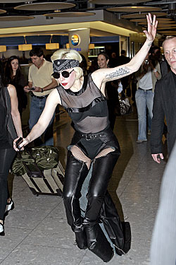 Леди Гага стала жертвой модной обуви