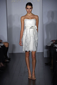 Маленькое белое платье: свадебная  коллекция от Amsale 