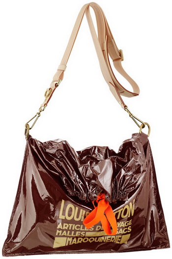 Louis Vuitton превратил мешки для мусора в стильный аксессуар