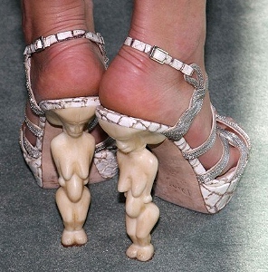 Марион Котийяр продемонстрировала оригинальные туфли от Dior
