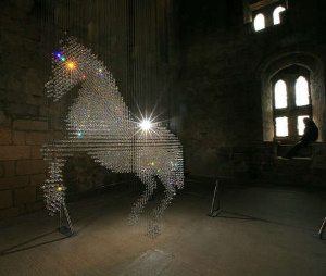 Стелла Маккартни создала скульптуру лошади из кристаллов Swarovski