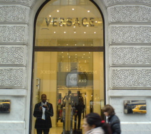 Versace против скидок