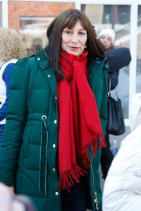 как носить шарф Anjelica Huston