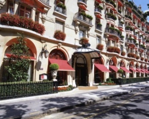 Plaza Athenee в Париже провожает зиму с рестораном Bancs d'Hiver