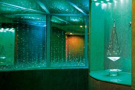 Швейцарский курорт открыл парную, украшенную кристаллами Swarovski