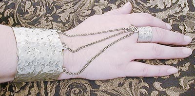 Слейв браслет: украшение с кольцом на цепочке