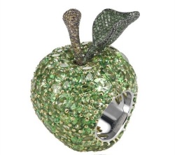 Кольцо-яблоко от Chopard