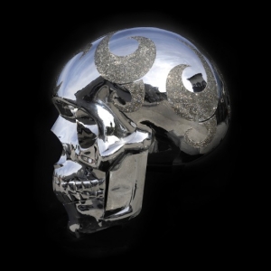 Огромный череп с кристаллами Swarovski от Майкла Бенисти
