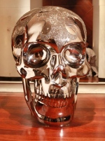 Гигантский череп Die To Live Swarovski появился в Майами-Бич