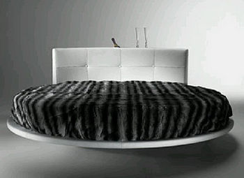 Кровать от Disegno Reflex с отсеком для шампанского 