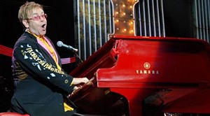 Копия красного рояля Элтона Джона выставлена на продажу за 69 тысяч фунтов