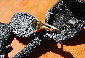 Золотое кольцо с изумрудом со дна моря