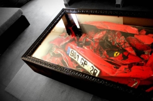 Стол с разбитым Ferrari
