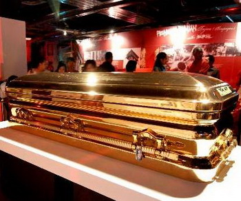 Золотой гроб с системой вентиляции выставлен в музее Куала Лумпур