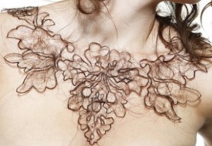 Лондонский студент создал ожерелье из человеческих волос