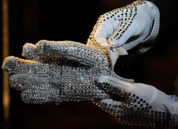 Перчатка Майкла Джексона ушла с молотка за 160 тысяч долларов 