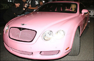 Пэрис Хилтон украсила розовый Bentley 