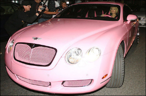 Пэрис Хилтон украсила розовый Bentley 
