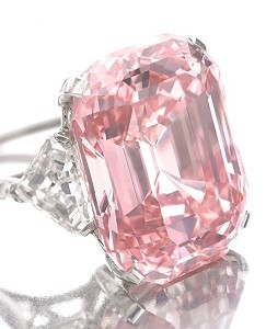 Розовый бриллиант установил мировой рекорд на Sotheby's