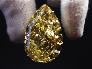 Огромный желтый бриллиант будет продан с аукциона Sotheby's