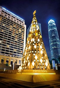 Новогоднюю елку в Гонконге украсили кристаллы Swarovski