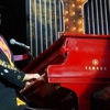 Копия красного рояля Элтона Джона выставлена на продажу за 69 тысяч фунтов