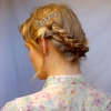 Плетение косы на средние волосы: 3 красивые прически