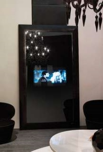 Fendi объединил телевизор и зеркало